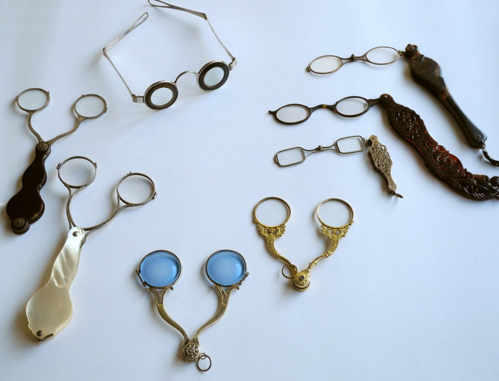 Scherenbrillen und Lorgnetten.
